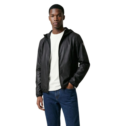 Giacca Colmar Originals nero uomo 1861N 6WV. Giambotto leggero da uomo nero elasticizzato e antivento con cappuccio fisso, chiusura zip, tasche laterali e logo Colmar sulla manica, giacca da mezza stagione casual e sportiva.