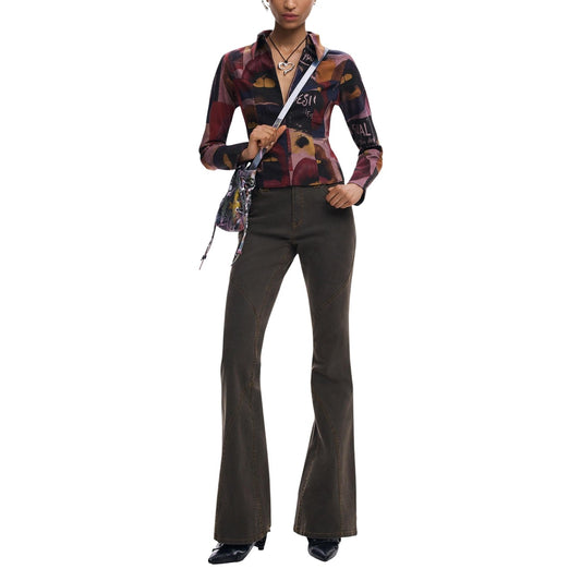 Blusa Desigual donna bordeaux con stampa geometrica maniche lunghe - vista frontale figura intera indossata da modello
