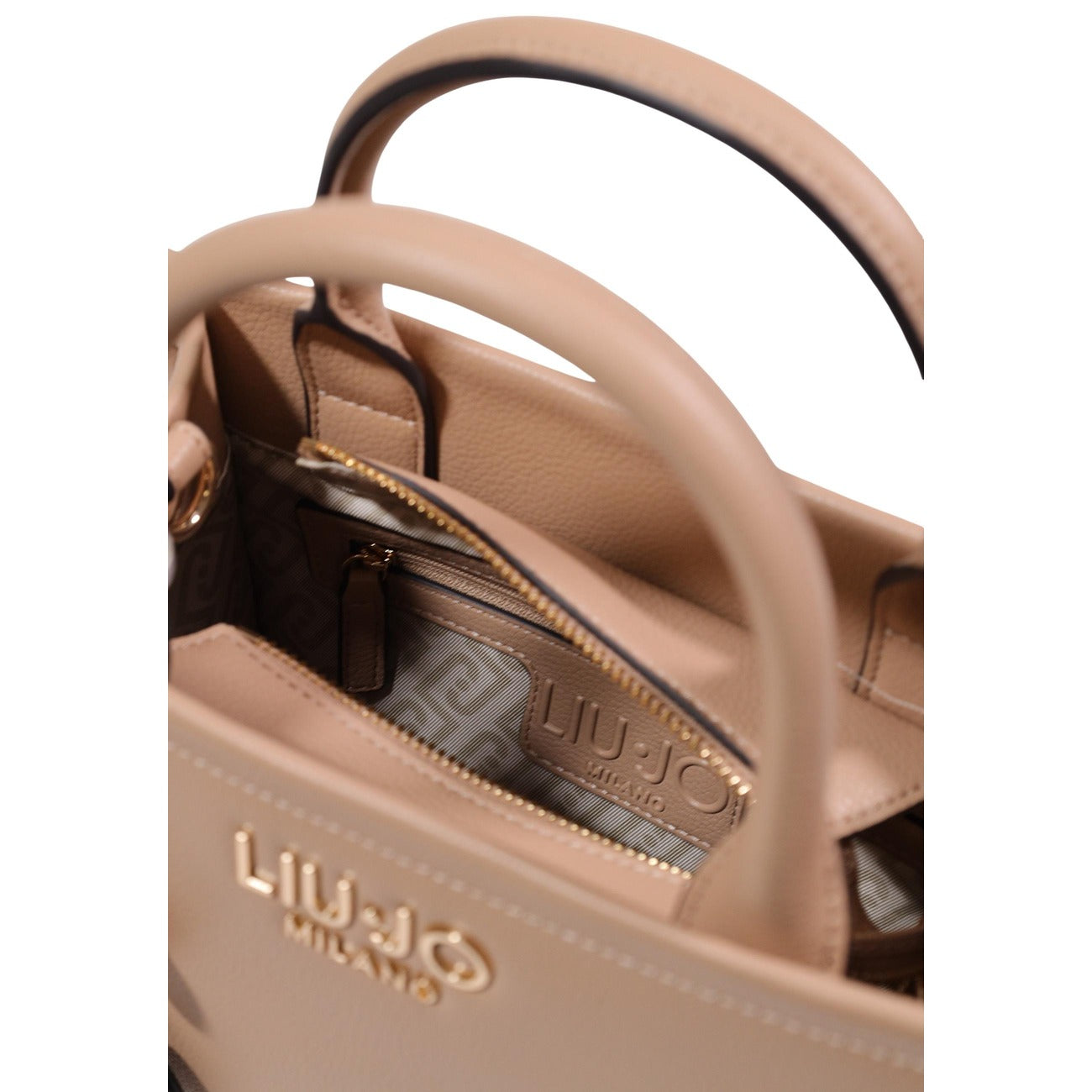 Borsa a mano piccola Liu Jo Better; effetto bottalato rosa. Chiusura con zip, charm removibile e tracolla inclusa. Borsa donna eco-friendly, compatta e raffinata. Vista frontale Dettaglio cerniera 
