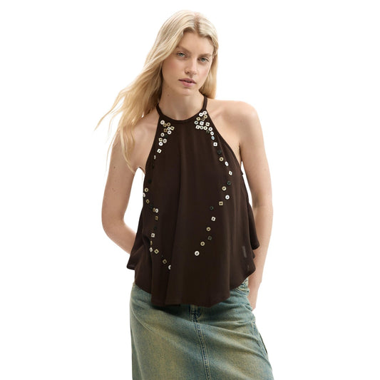 Top Halter marrone con applicazioni madreperlate SS26; tessuto fluido EcoVero™, design a strati, senza maniche. L'eleganza sostenibile disegnata a Barcellona.
