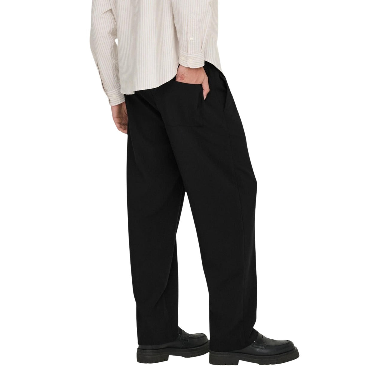 Pantaloni neri loose fit Only & Sons Onswill con coulisse e pieghe frontali, realizzati in poliestere riciclato e viscosa, ideali per look da ufficio rilassato. Vista posteriore