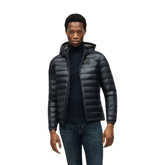Piumino uomo Blauer nero Charles 26WBLUC02218. Giubbotto corto da uomo nero trapuntato con cappuccio, zip invisibili, polsini elasticizzati e logo Blauer su petto e manica, giacca invernale streetwear e casual.