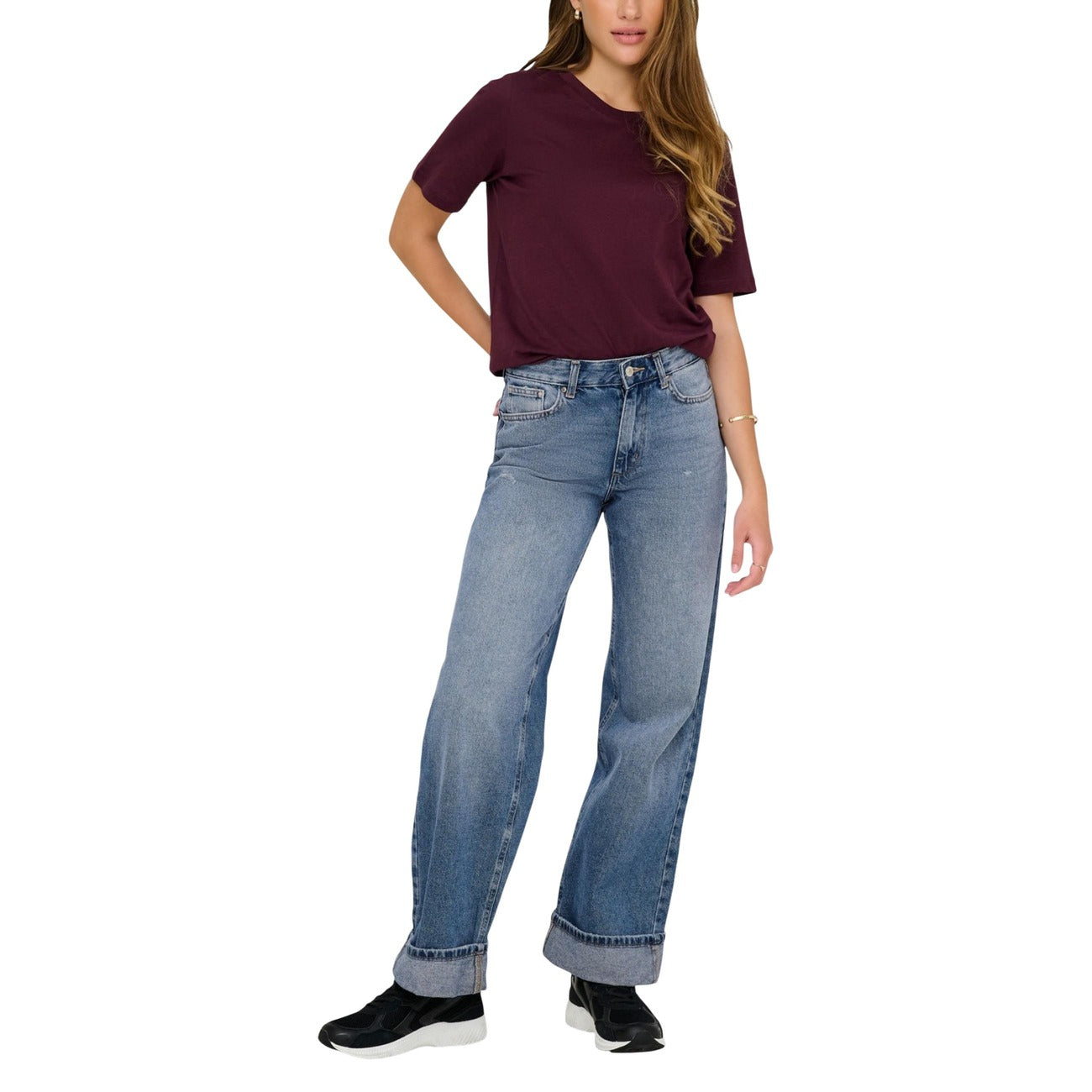 Jeans Wide Only Onlella; Blu. 100% Cotone. Gamba larga, fondo risvoltato, vita media. Vestibilità loose fit comoda e originale, stile 4 stagioni. Figura intera 