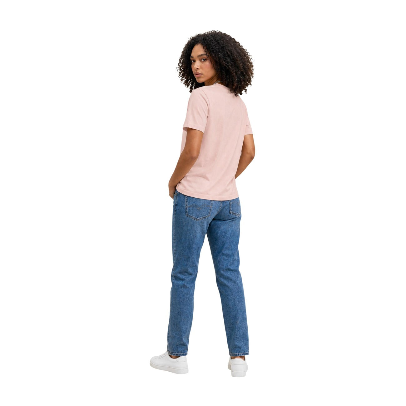 T-shirt Rosa chiaro Calvin Klein Jeans; 100% Cotone. Girocollo, maniche corte, logo ricamato. Vestibilità regular, fresca e leggera. L'essenziale iconico per il tuo outfit quotidiano.