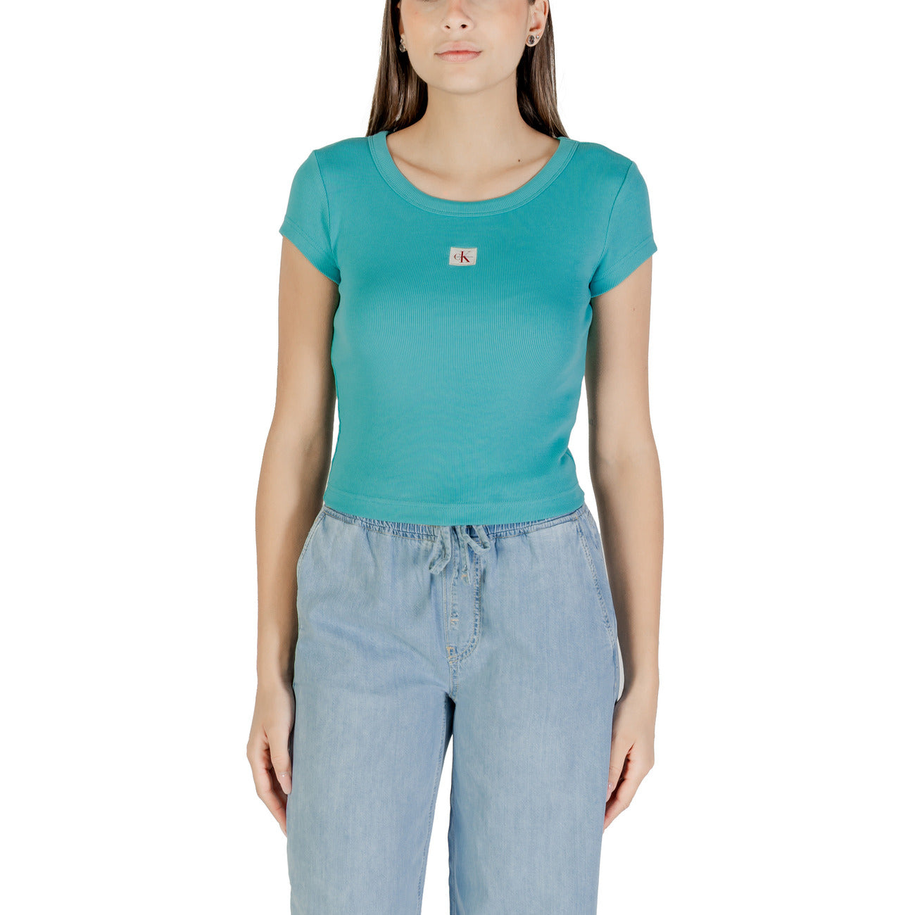 T-shirt Calvin Klein Jeans LABEL BABY TEE donna verde acqua tiffany maniche corte scollo tondo - vista frontale indossata da modello