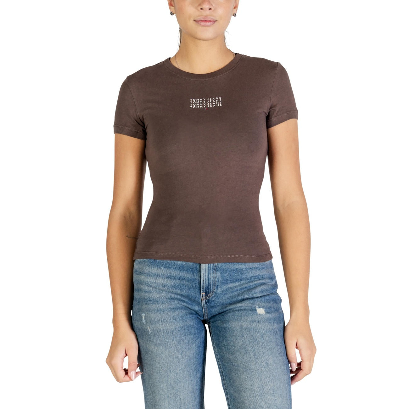 T-shirt Tommy Jeans DW0DW21841; 100% Cotone Rigenerato. Taglio regular, logo minimal stampato, jersey naturale. Maglia donna eco-friendly, versatile e traspirante per la PE26. Colore marrone vista frontale 