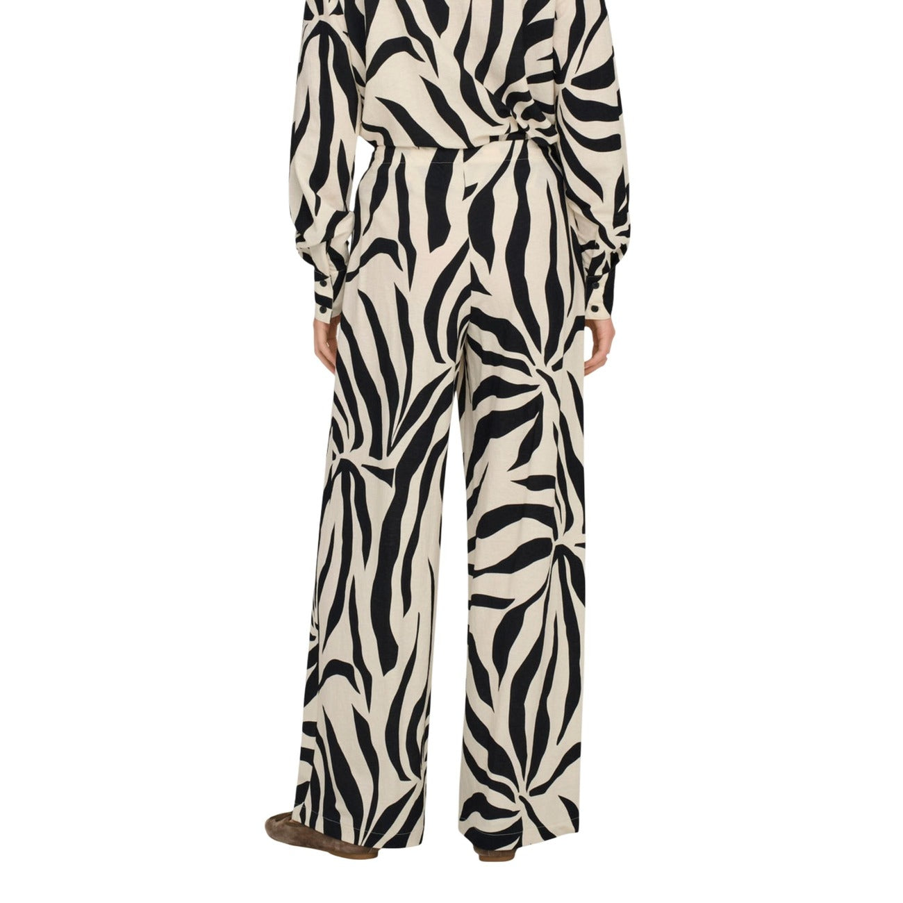 Pantaloni Only Onlsakura; 55% Viscosa, 45% Nylon. Stampa grafica, vita elastica con coulisse, gamba larga. Pantaloni a palazzo freschi, traspiranti e facili da abbinare per la PE26. Vista posteriore 