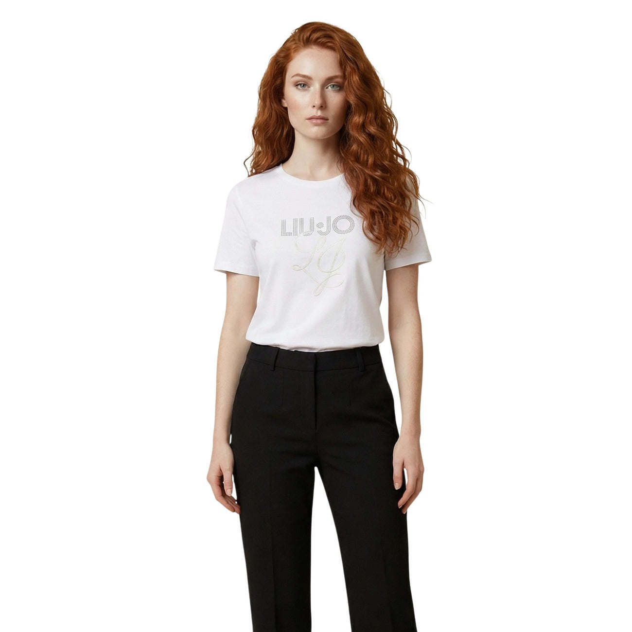 T-shirt donna Liu Jo cropped bianca in 100% cotone; logo frontale impreziosito da paillettes e micro strass luminosi. Taglio corto e maniche corte.