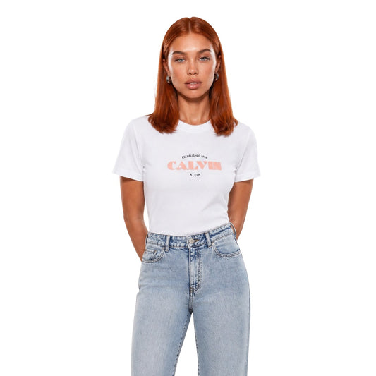 T-shirt Donna Bianca Calvin Klein Jeans; 100% Cotone. Taglio regular fit, maniche corte e scollo tondo. Stampa frontale nera logo 'Established 1968', tessuto leggero stile casual-chic. Vista frontale 