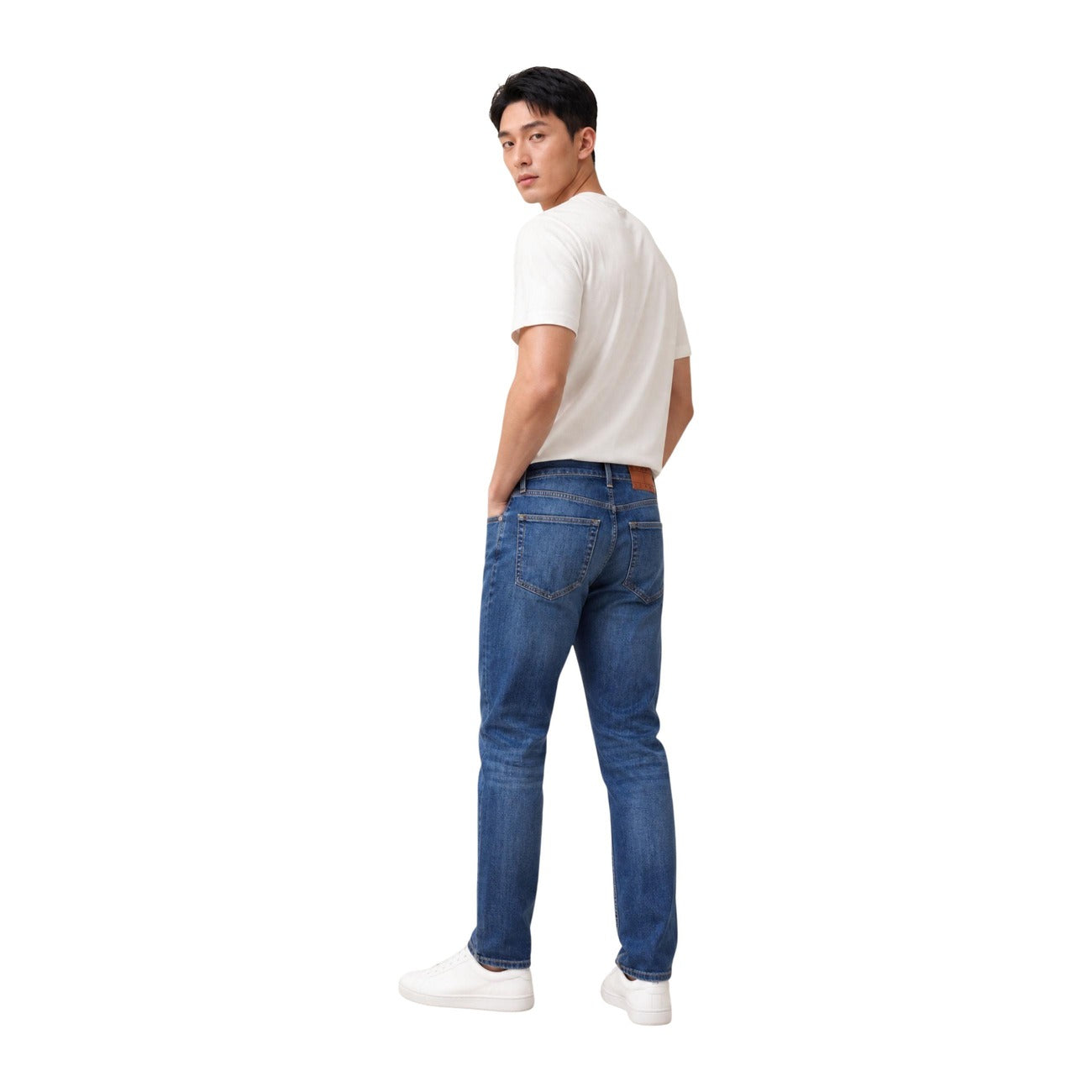 Jeans denim Blu scuro Uomo Tommy Hilfiger Austin Slim Tapered; Tessuto 100% cotone a cinque tasche con vita regular e chiusura a zip. Taglio affusolato con patch logo posteriore, stile casual per 4 stagioni. Vista posteriore 