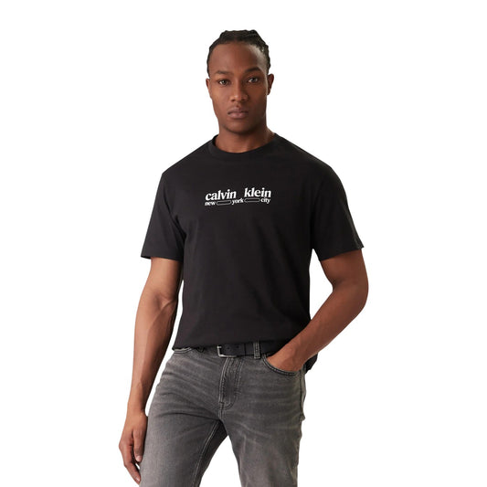 T-shirt Calvin Klein Jeans Nera NYC; 100% Cotone. Logo frontale stampato, maniche corte, vestibilità regular. Capo versatile 4 stagioni, stile casual-urbano autentico. Vista frontale 