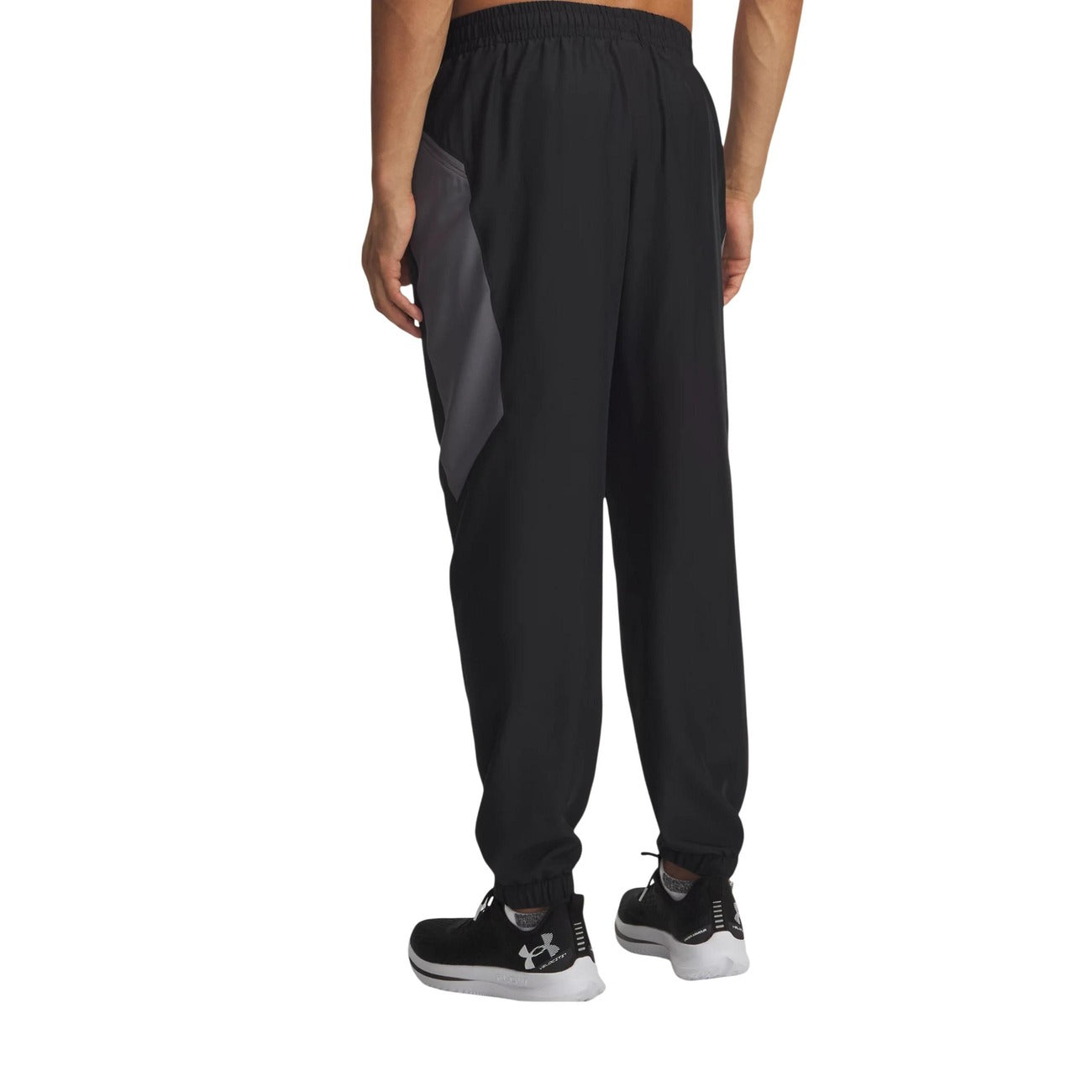Under Armour UA Tech™ Sport Pant; pantalone nero uomo tecnico con tasche zip e vita elasticizzata. Leggero, resistente e traspirante con tecnologia stretch. Vista posteriore 