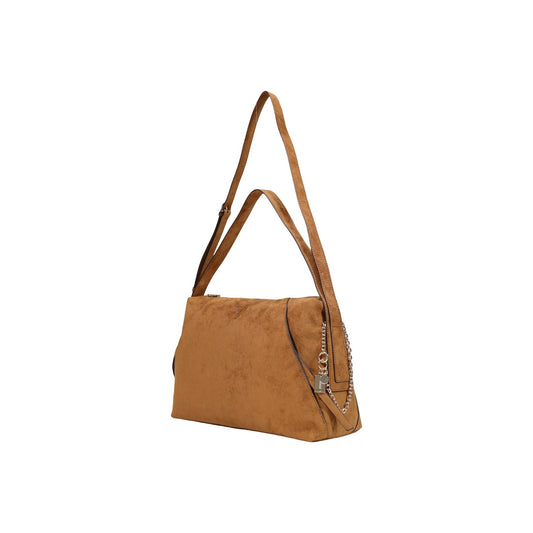 Borsa Tracolla Marrone Guess Coleen; Tessuto 100% poliestere effetto scamosciato. Doppio manico regolabile per porto a spalla o a mano, ampio scomparto con zip. Logo a triangolo e charm metallico, stile casual-luxury 4 stagioni. Vista laterale posteriore 