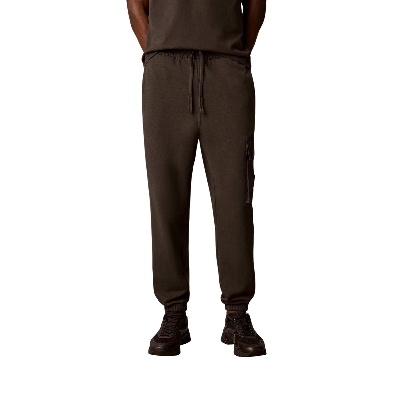 Pantaloni Calvin Klein Jeans uomo neri cargo LV04RJ204G. Jogger in cotone pesante con tasche laterali e tasca cargo con stemma monogramma CK sulla gamba, elastico in vita e fondo con risvolto.