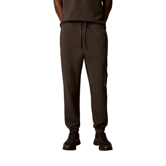 Pantaloni Calvin Klein Jeans uomo neri cargo LV04RJ204G. Jogger in cotone pesante con tasche laterali e tasca cargo con stemma monogramma CK sulla gamba, elastico in vita e fondo con risvolto.