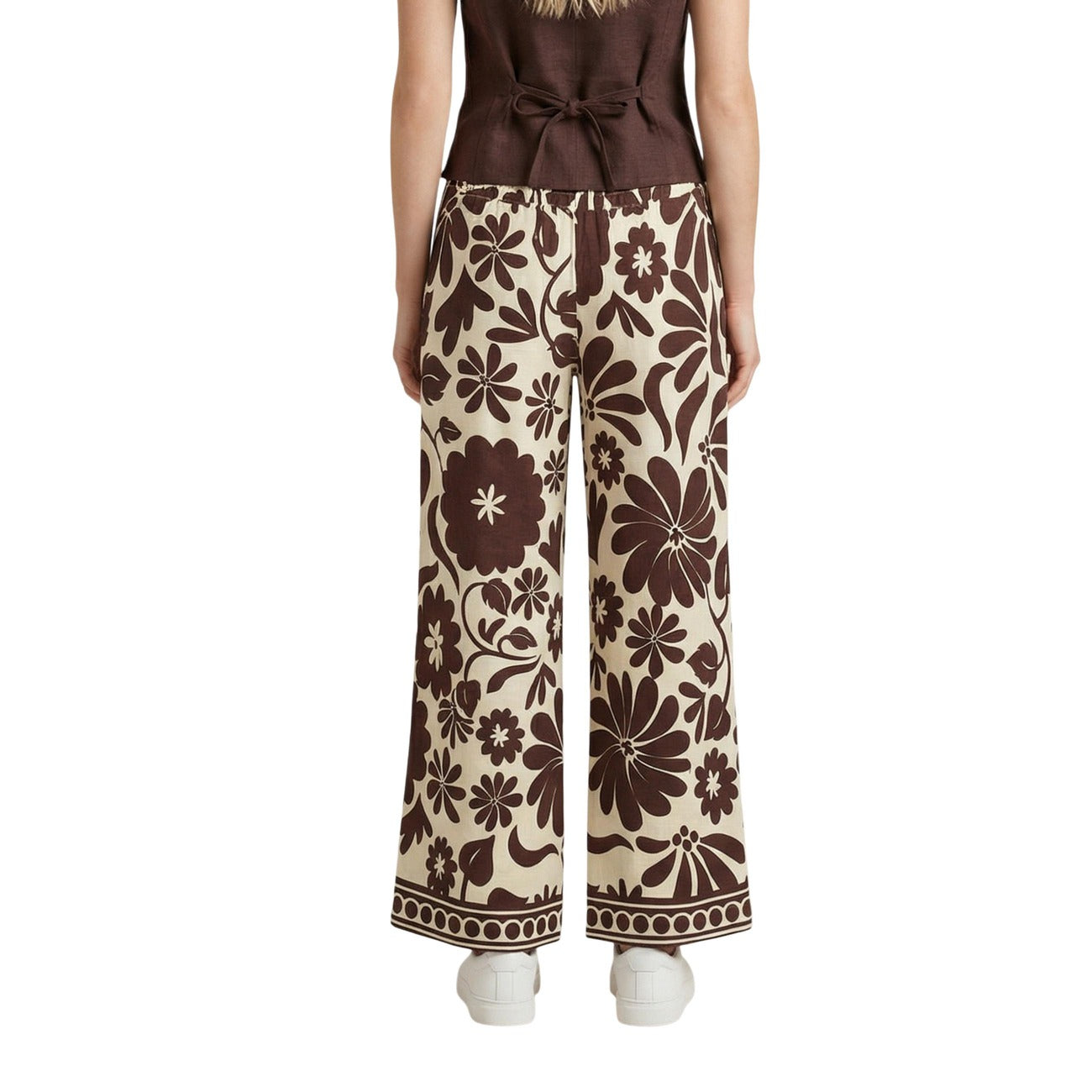 Pantaloni Culotte Floreali Only; Beige. Wide fit, vita alta elastica, tessuto in viscosa sostenibile. Leggeri, freschi e di tendenza. Lo stile floreale perfetto per la tua estate. Vista posteriore 