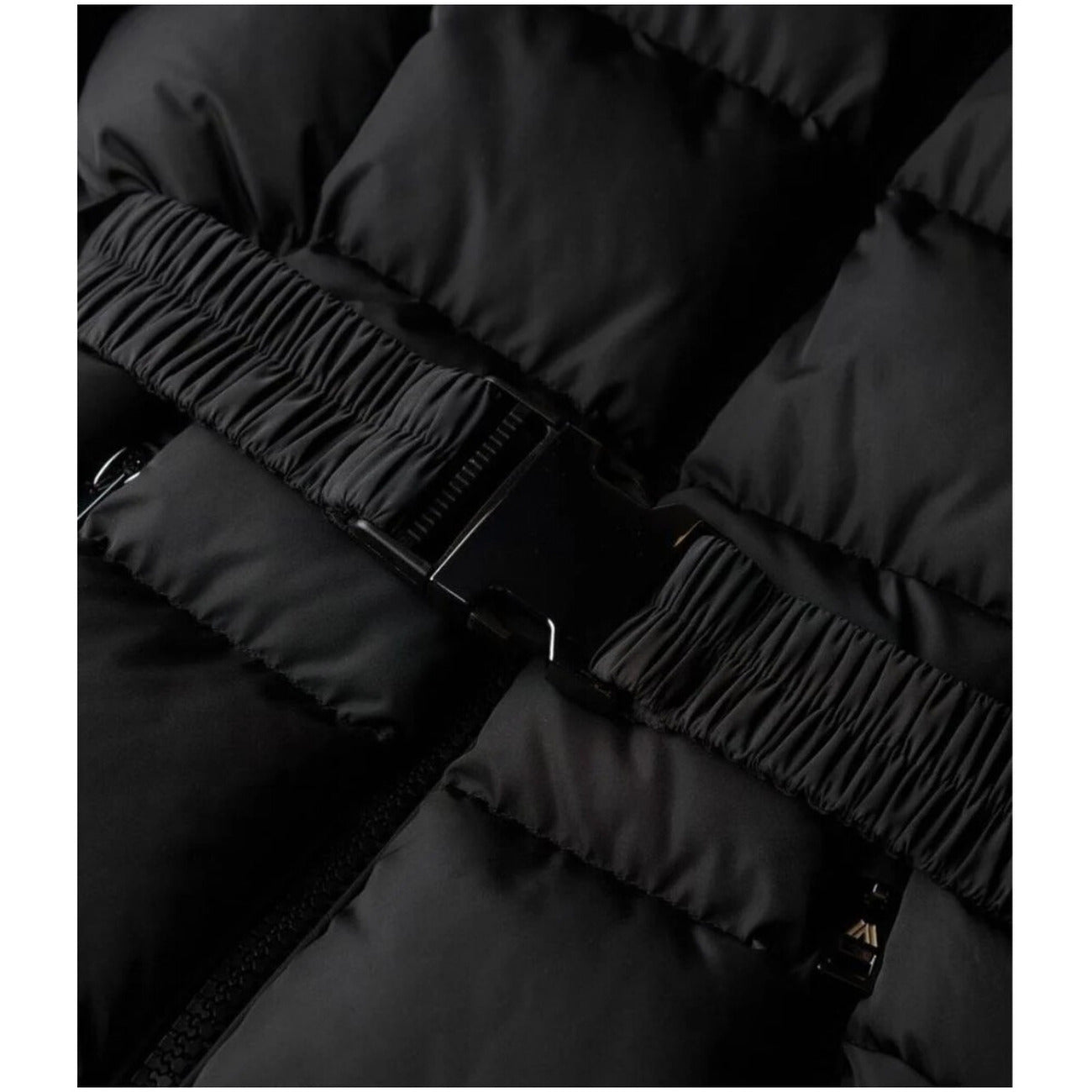Superdry Fuji Belted Jacket; vestibilità aderente, cintura in vita, eco-pelliccia rimovibile. Calore e stile sofisticato in un unico piumino. Dettaglio cintura 