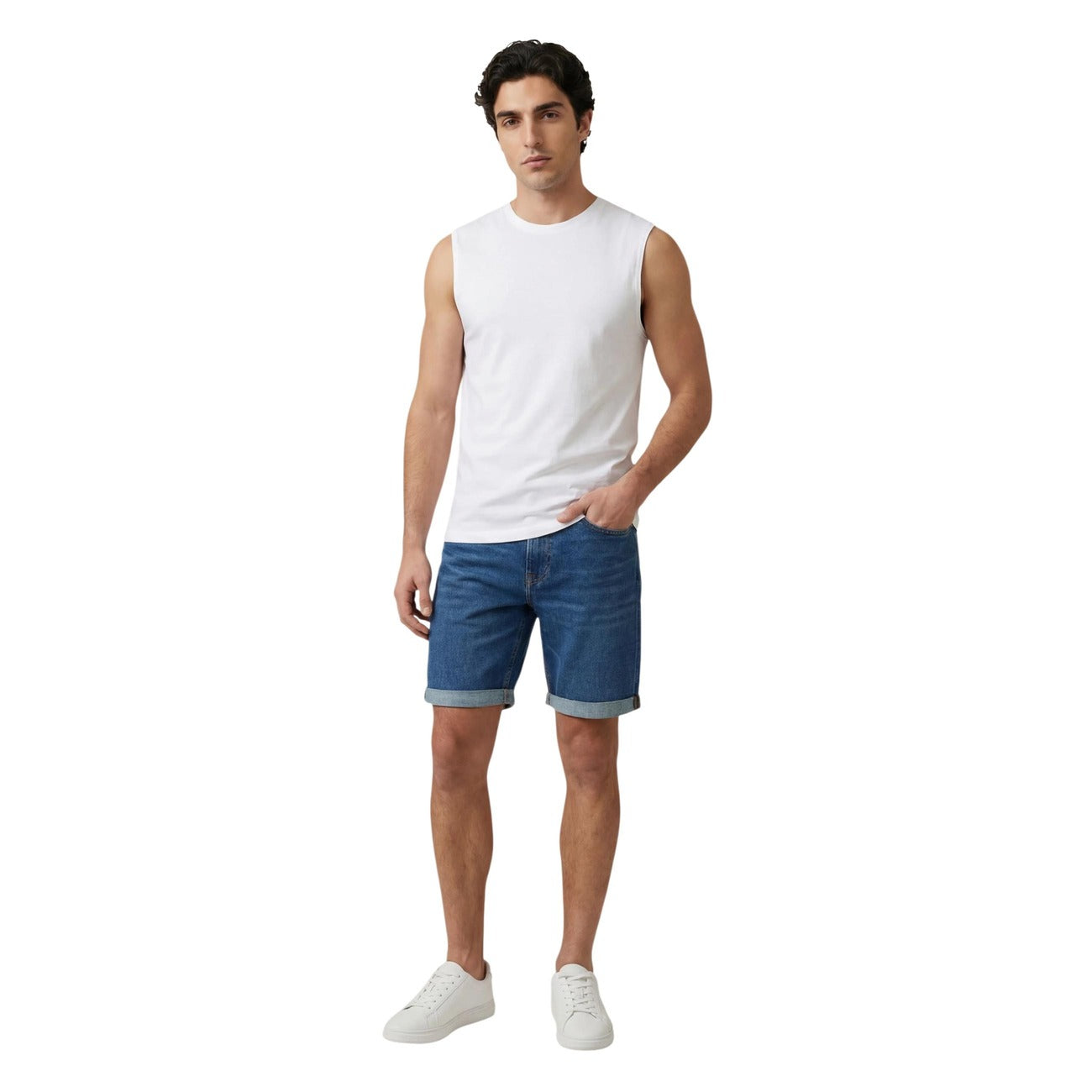 shorts da uomo Calvin Klein Jeans Realizzati con una composizione sostenibile che include il 65% di cotone, il 29% di poliestere riciclato, il 5% di cotone riciclato e l'1% di elastene. Indossato da modello vista frontale figura intera 