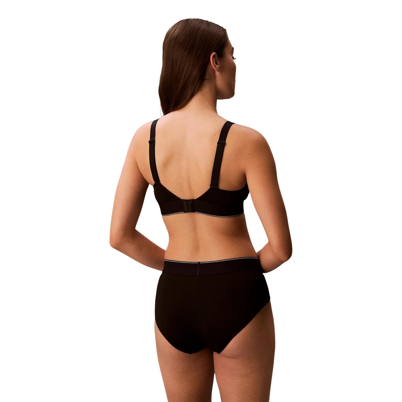 Bralette Calvin Klein Nera; 92% Poliestere Riciclato, 8% Elastam. Imbottitura leggera, senza ferretto, spalline regolabili. Fascia elastica con logo CK, vestibilità stabile e stile casual-chic. Vista posteriore 