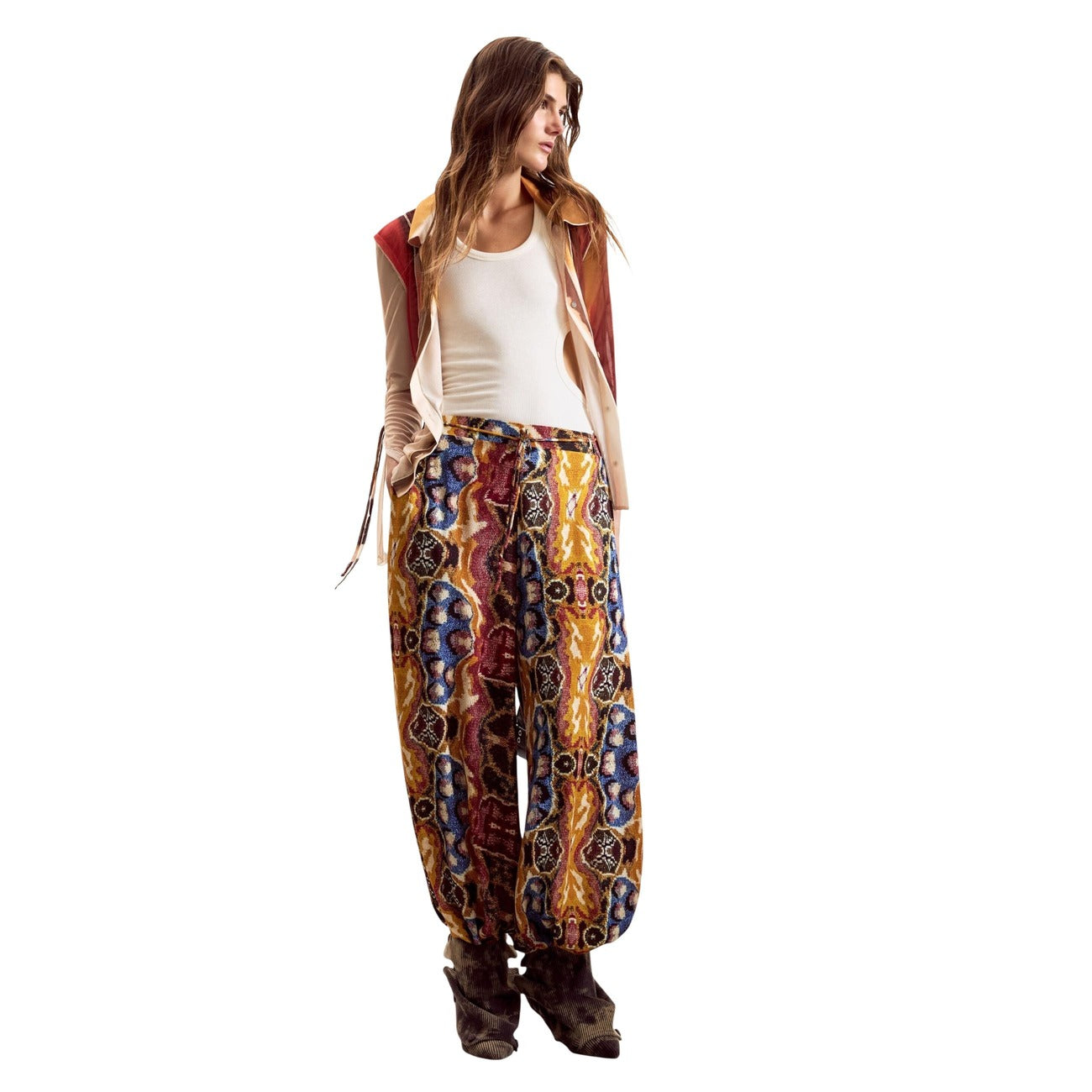 Pantalone modello Palazzo realizzato in tessuto fluido con stampa in stile etnico disegnato da Mr. Christian Lacroix
Indossati da modella vista frontale 