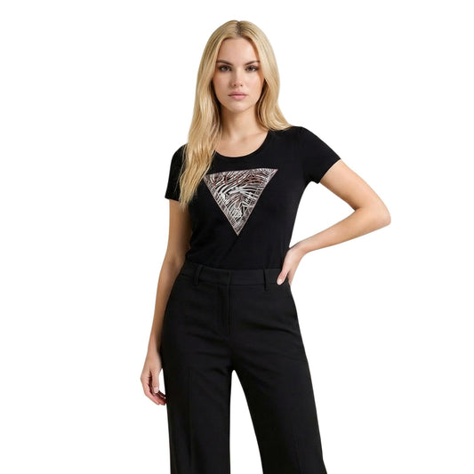 T-shirt Guess Nera Logo Zebra; 95% Cotone, 5% Elastam. Modello slim fit, maniche corte, scollo tondo. Logo a triangolo con stampa zebrata, tessuto leggero e flessibile. Vista frontale 