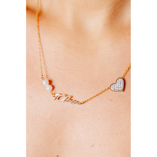 Collana Alviero Martini Prima Classe; Acciaio Dorato. Pendenti cuore con cristalli, perle e scritta Love. Dimensioni 30x1 cm, bicolore, anallergica e resistente. Accessorio chic per ogni occasione. Vista indossata 