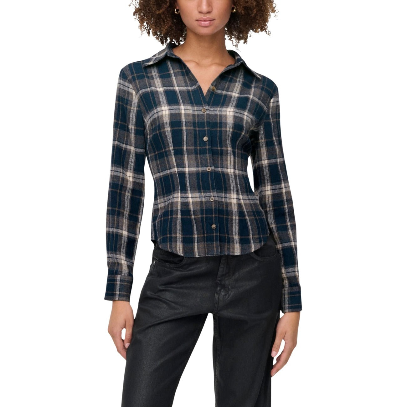 Camicia Jacqueline De Yong donna blu a quadri con bottoni manica lunga scollo tondo colletto classico 30% cotone 70% poliestere - vista frontale indossata da modello
