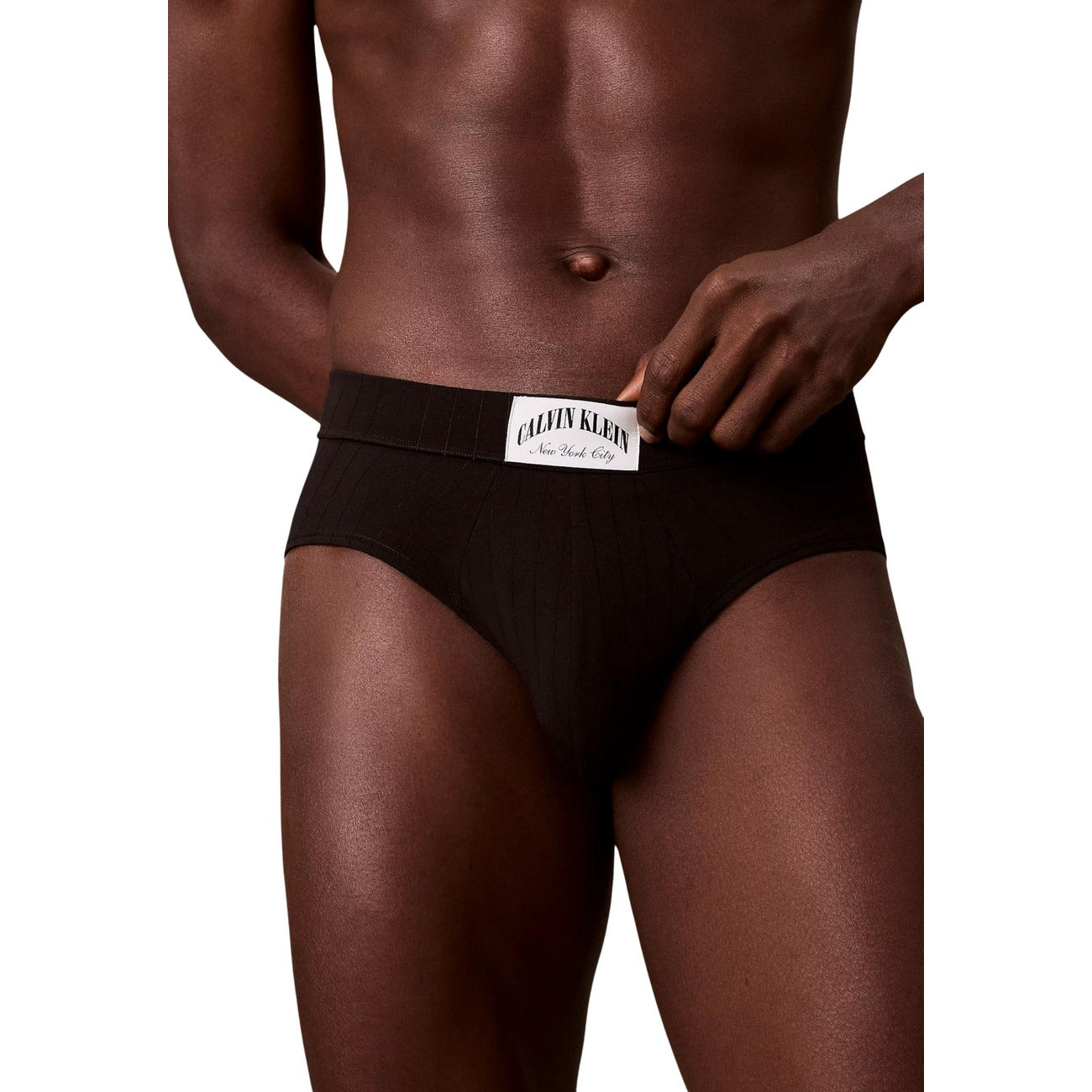 Slip Uomo Nero Calvin Klein Hip Brief; Modello in cotone e lycra elasticizzata con cuciture piatte. Vita regolare con maxi fascia elastica e patch logo New York City, stile casual-luxury 4 stagioni Frontale 
