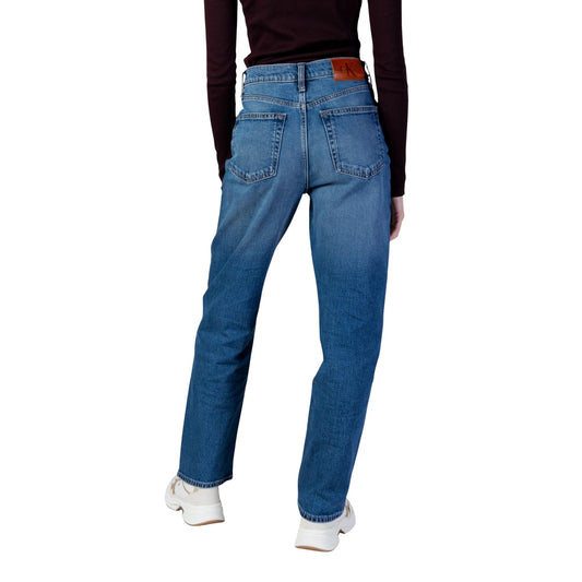 Jeans Mom Calvin Klein; Blu. 98% Cotone, 2% Elastam. Vita alta, gamba dritta, 5 tasche. Vestibilità regular, stile casual iconico per ogni occasione. Posteriore 
