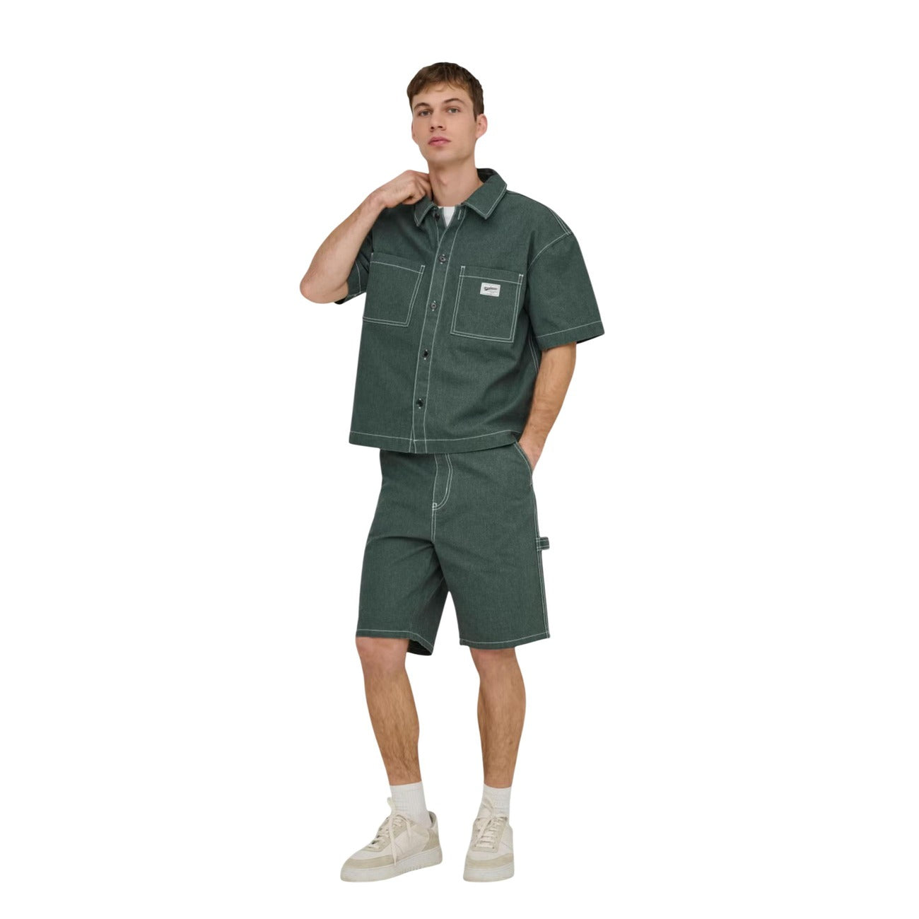 Bermuda Uomo Only & Sons ONSEDGE WORK; Verde. 60% Cotone, 40% Poliestere. Straight Fit, cuciture a contrasto, tasche multiple e anello porta martello. Stile utility Primavera/Estate. Figura intera 