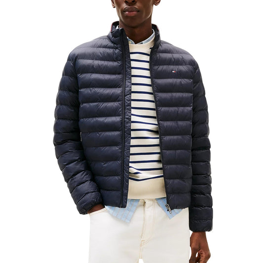 Tommy Hilfiger Packable Jacket; 100% nylon, motivo trapuntato, logo iconico. Giacca leggera isolante e richiudibile, perfetta per il viaggio. Colore blu scuro. Vista frontale