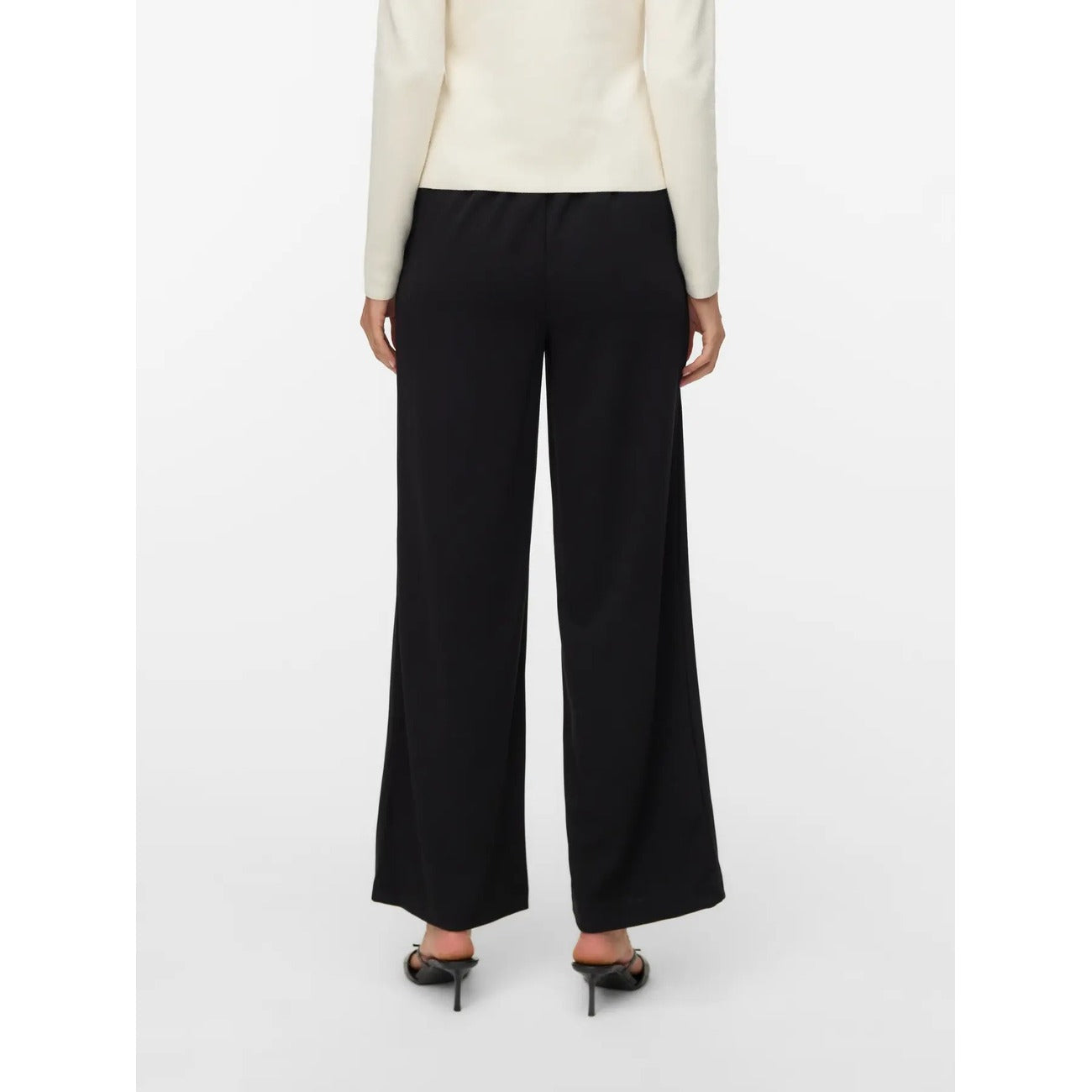 Pantaloni Donna Fantasia Nero Vero Moda Loose Fit; Taglio morbido e fluido in poliestere elasticizzato. Struttura senza chiusura con dettaglio bottone e tasche anteriori, stile casual primavera-estate. Vista Posteriore 
