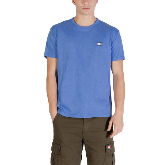 T-shirt Tommy Jeans Blu; 60% Cotone Rigenerato, 40% Poliestere Riciclato. Logo ricamato, maniche corte, vestibilità regular. Capo sostenibile ideale per tutte le stagioni, stile casual iconico. Vista frontale 