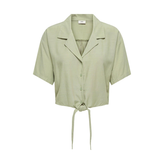 Camicia JDY Jdycaya; 90% viscosa, 10% lino. Taglio cropped con nodo, maniche corte, colletto classico. Tessuto fluido e traspirante, stile minimal-chic per l'estate. Colore verde vista frontale 