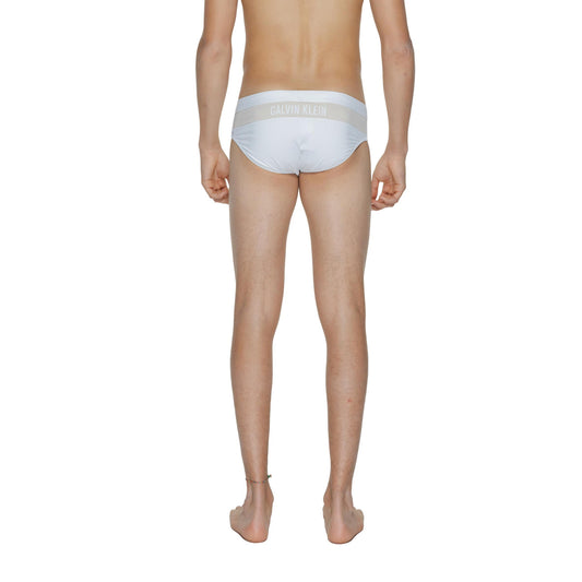 Slip mare Calvin Klein Bold; 83% Nylon Riciclato. Vita bassa, cordoncino interno, logo posteriore. Costume uomo foderato, elastico e resistente al cloro per la PE26. Vista posteriore 