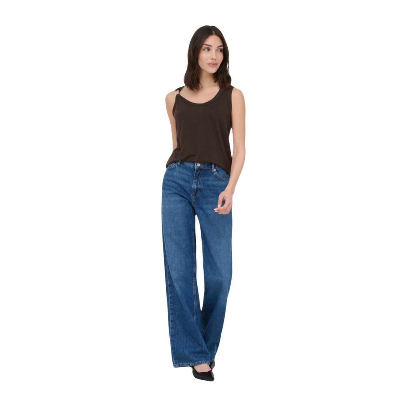 Top JDY Jdyuffa Marrone; Jersey di Viscosa e Poliestere. Dettaglio metallico spalla sinistra, scollo tondo, senza maniche. Tessuto morbido e flessibile, stile casual-chic per Primavera/Estate. Figura intera 