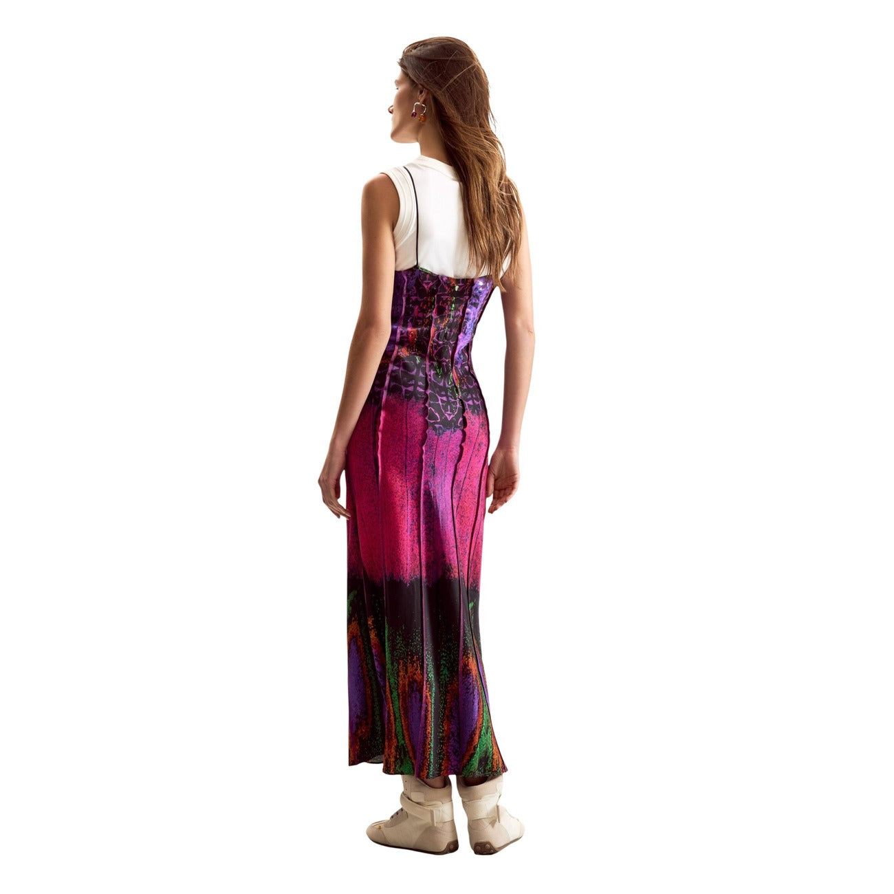 Abito lungo Desigual x Lacroix; Fuxia Multicolore. 100% Viscosa EcoVero™. Include t-shirt bianca sotto, stampa etnica, tessuto fluido. Collezione SS26 disegnata a Barcellona. Vista posteriore 