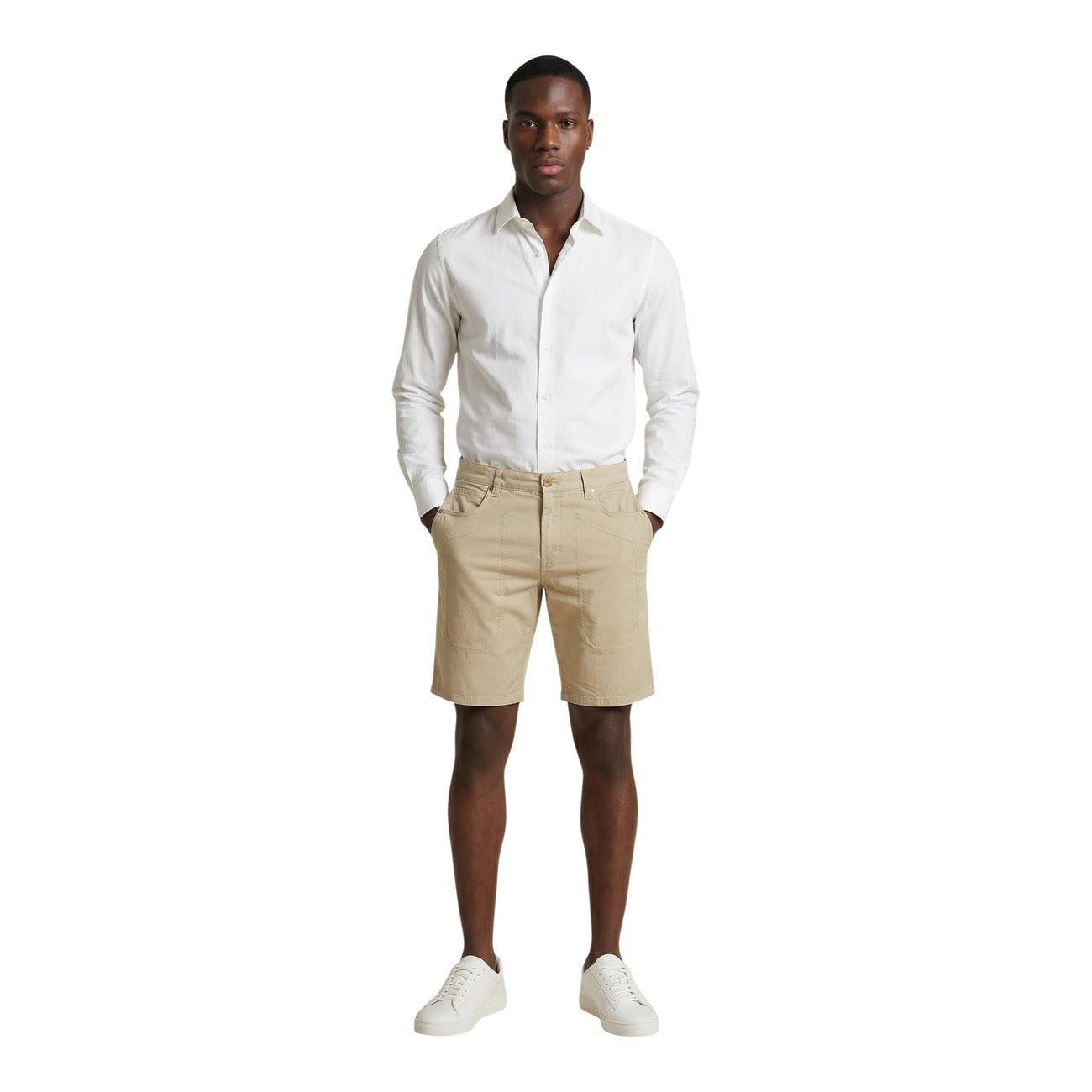Bermuda Jeckerson Jayden Slim; 98% Cotone, 2% Elastam. Modello 5 tasche con toppe iconiche, tessuto stretch leggero. Short uomo raffinati e confortevoli, Made in Italy. Colore beige chiaro. Vista frontale Figura intera 