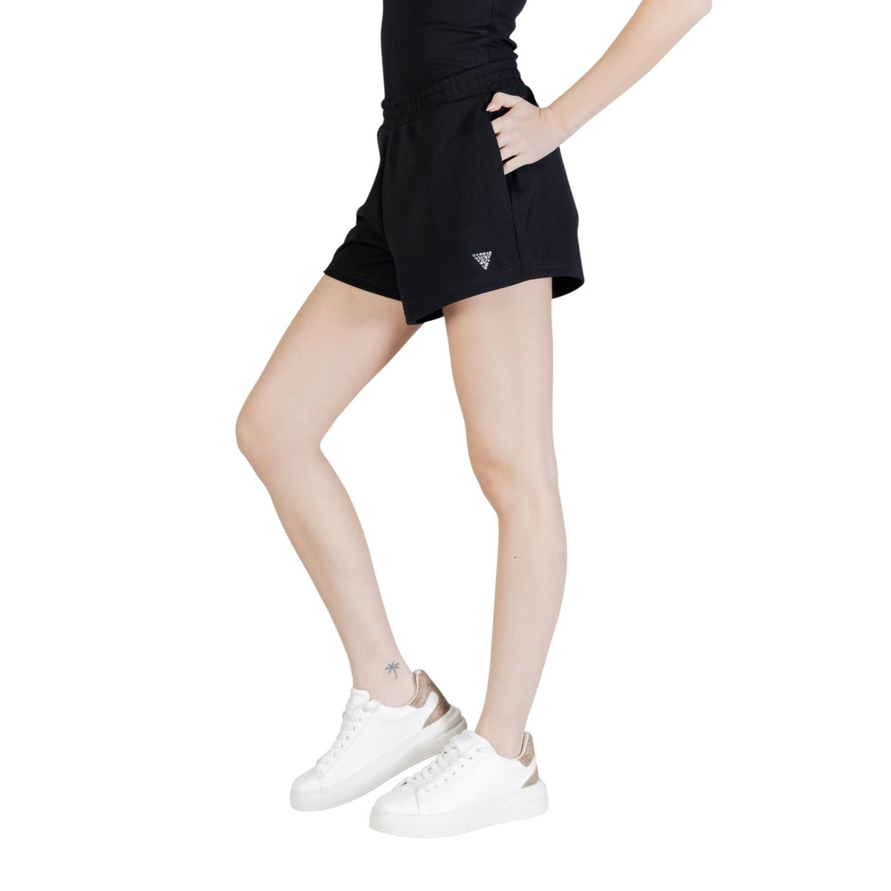 Pantaloncini Guess Active JOGGING vestibilità relaxed donna neri con lacci tasche anteriori 45% cotone 55% poliestere - vista frontale laterale indossati da modello
