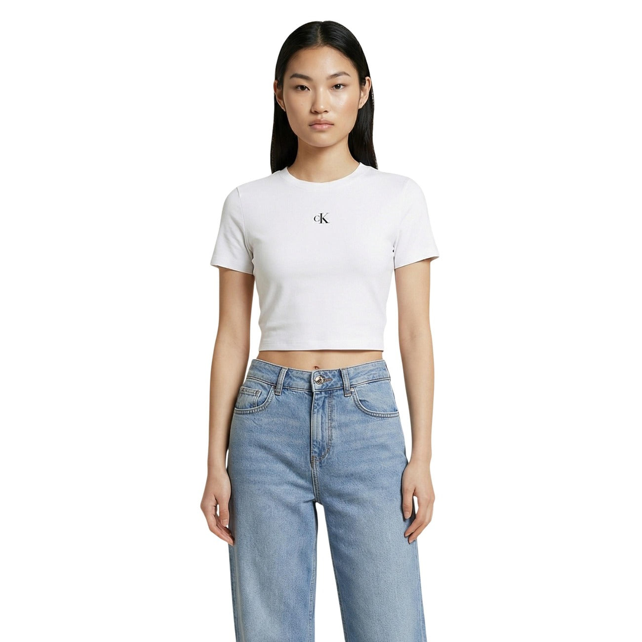 T-shirt cropped Calvin Klein Jeans con logo ricamato, maniche corte e tessuto stretch aderente. Vista frontale 
