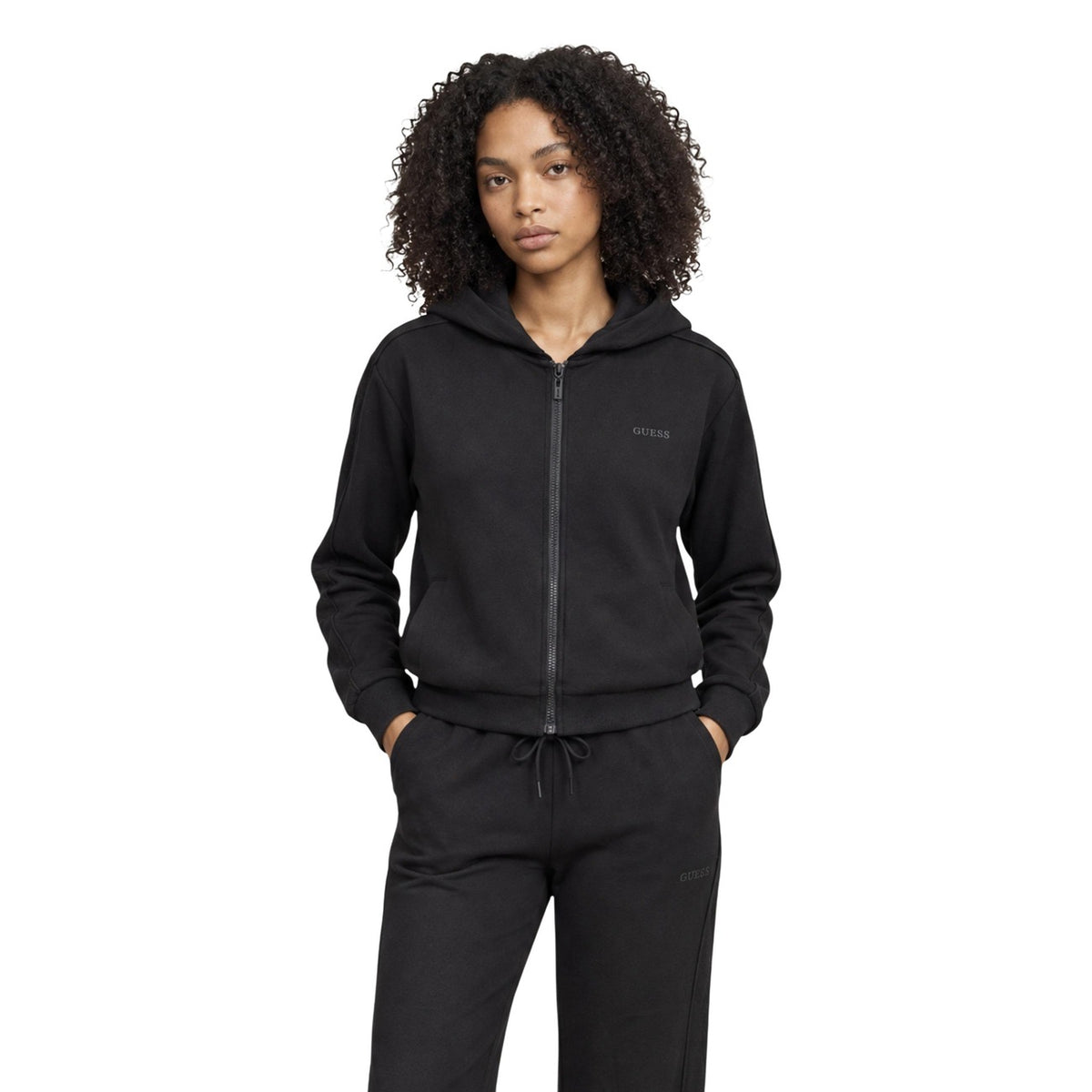 Felpa nera con zip e cappuccio donna Guess Elsa V6BQ19 K6364. Felpa sportiva mezza stagione in tessuto morbido lyocell nero con cappuccio e logo Guess frontale.