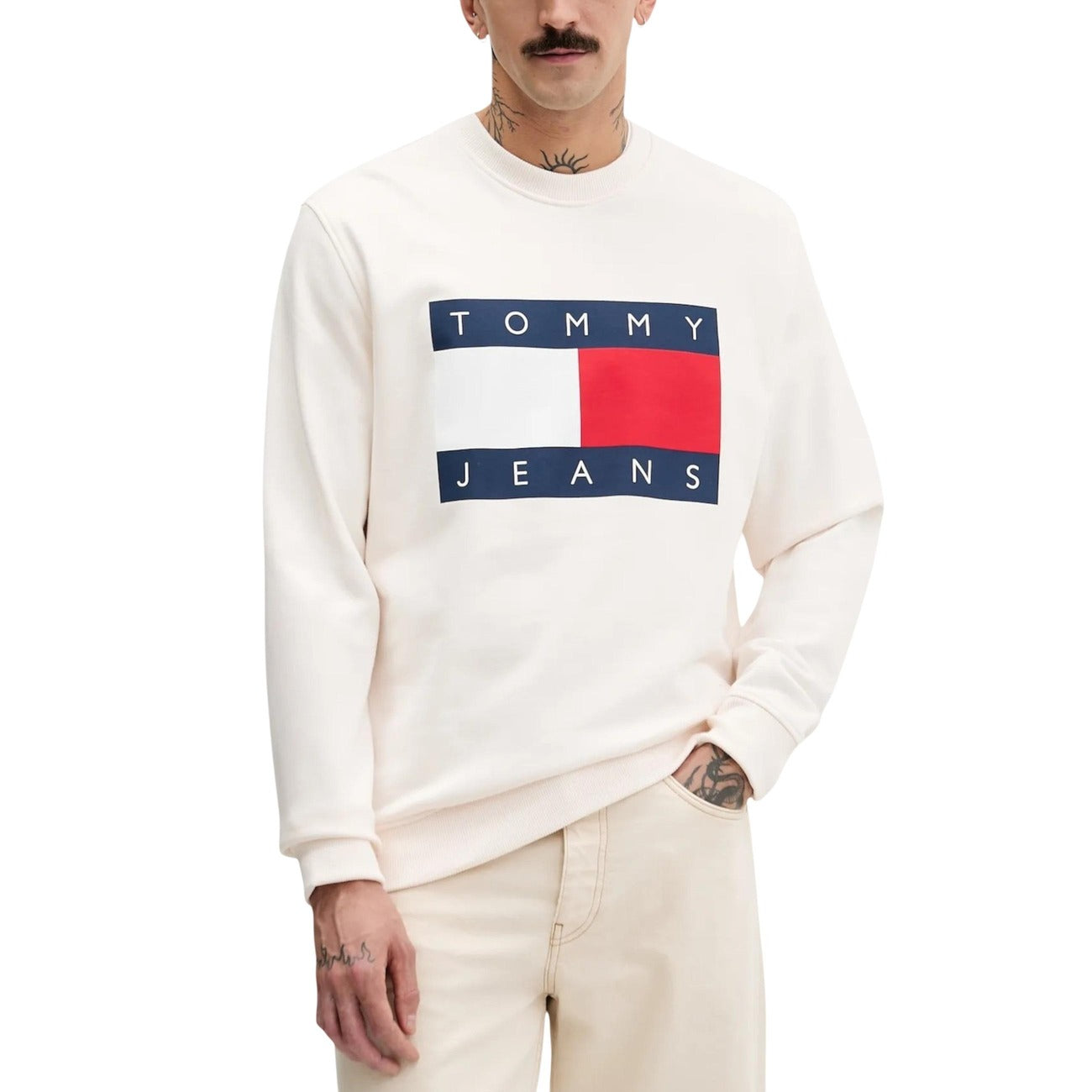Felpa Tommy Jeans Iconic Flag; Cotone Felpato. Bianco, maxi stampa logo frontale, vestibilità regular. Felpa uomo girocollo morbida e calda dal design iconico.