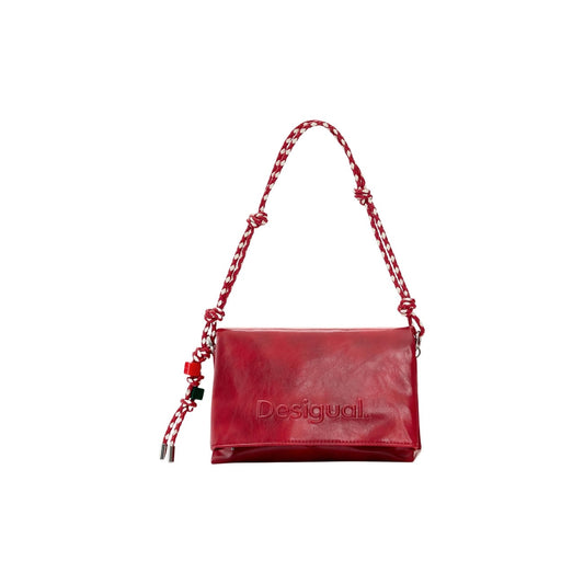 borsa piccola rossa da donna Desigual BAG_HALF LOGO VENECIA 4. Realizzata al 100% in poliestere, presenta una superficie liscia con logo Desigual in rilievo sul davanti. Il manico intrecciato, arricchito da dettagli decorativi e nodi. Chiusura a patta 