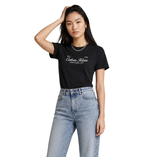 T-shirt Donna Nera Calvin Klein Jeans; 100% Cotone. Taglio regular fit, maniche corte e scollo tondo. Stampa frontale a contrasto logo 'Est. 1968 New York City', tessuto leggero stile casual-urban. Vista frontale 