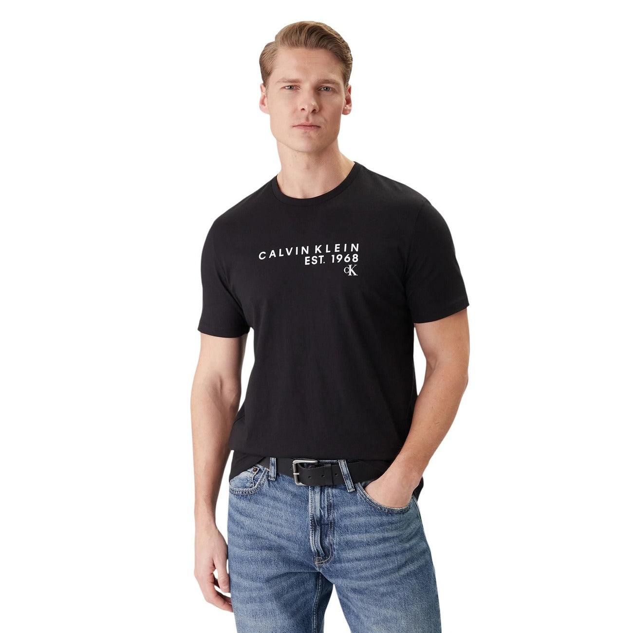 T-shirt Calvin Klein nero; 100% Cotone. Logo CK Est. 1968 stampato, maniche corte, vestibilità regular. Capo leggero e traspirante, ideale per la stagione Primavera/Estate.