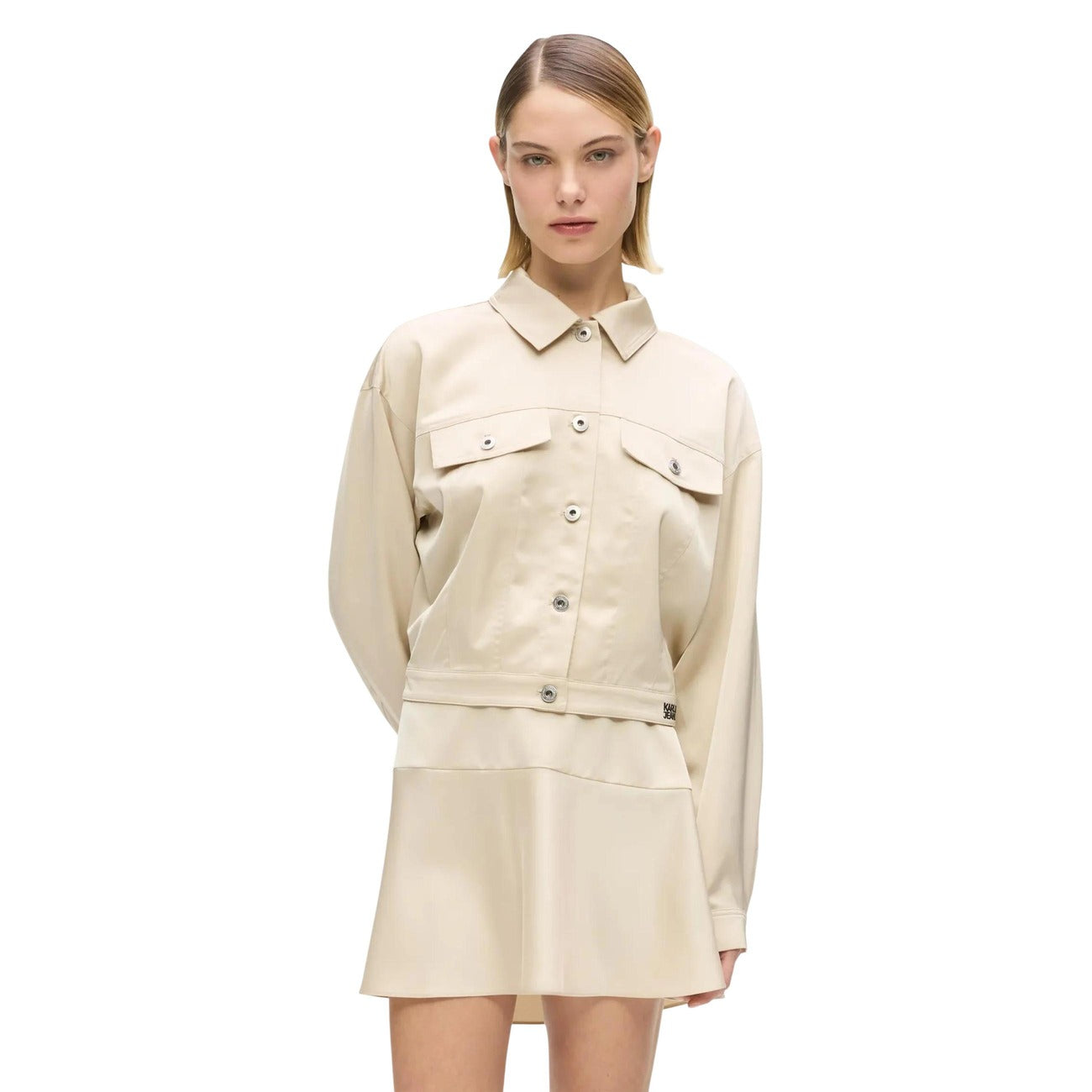 Giacca Raso Donna; 100% Poliestere Lucido. Dettaglio cut-out posteriore, bottoni logati, ricamo a contrasto. Blazer elegante e luminoso, vestibilità strutturata per la PE26 Vista frontale 