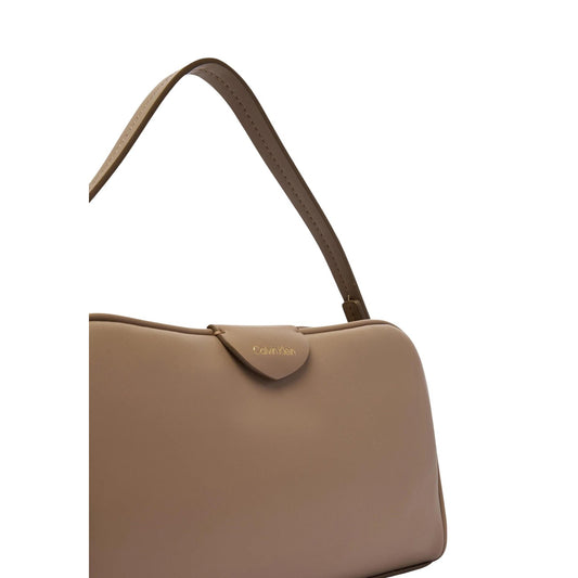 Calvin Klein Multi Compartment Bag; nera, scomparti interni multipli, ciondolo logo, 100% poliuretano. La borsa pratica e chic per una perfetta organizzazione quotidiana. Colore beige. Dettaglio logo 