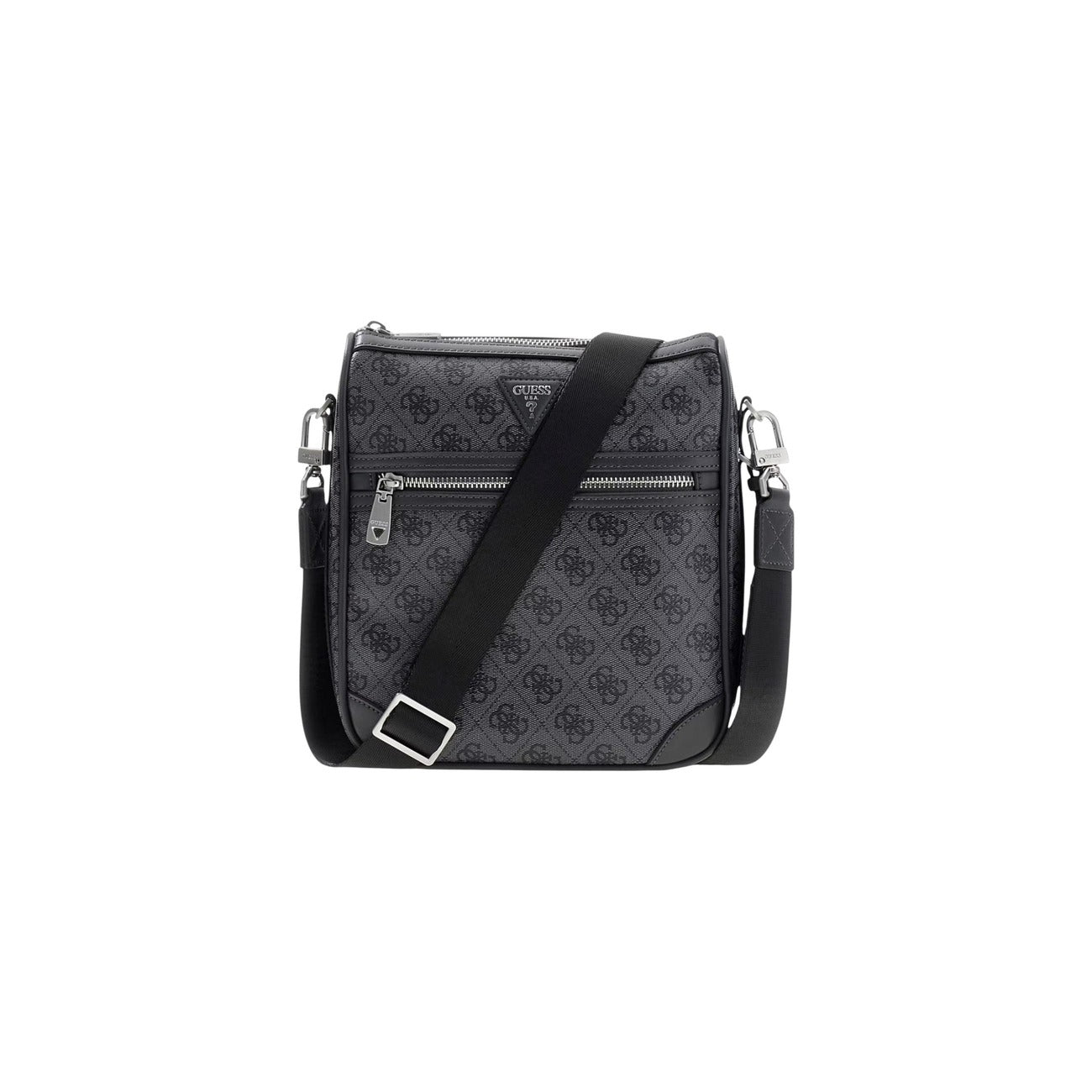 Borsa Tracolla Media Grigia Uomo Guess Milano Crossbody; Misure 22x26x8 cm. Tessuto 100% poliuretano logato con chiusura a zip superiore e tracolla rimovibile. Dettagli metallici lucidi, stile smart casual 4 stagioni. Frontale 