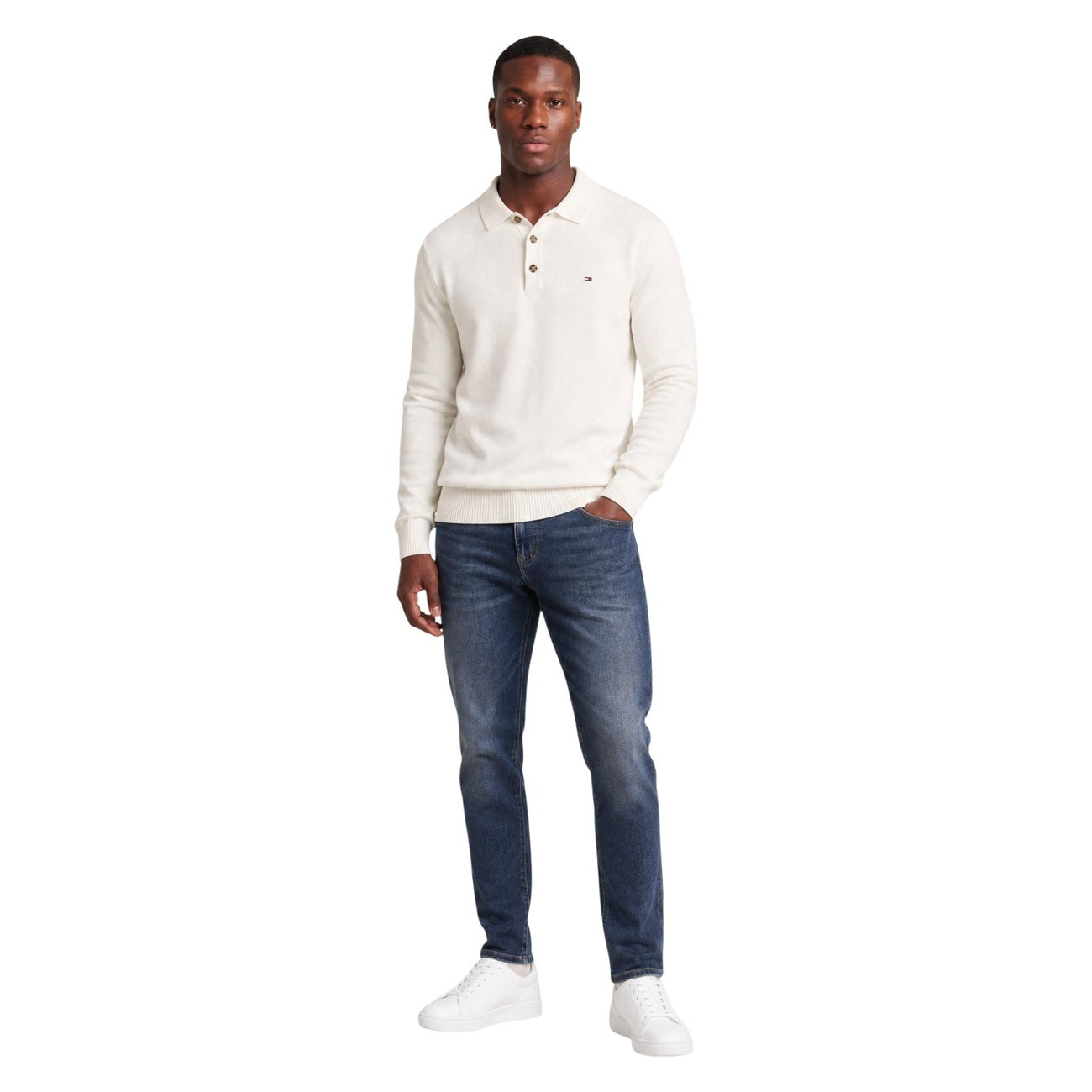 Jeans Slim Blu Uomo Tommy Hilfiger Scanton; Tessuto 99% cotone e 1% elastam. Modello 5 tasche, altezza vita regular con chiusura a cerniera lampo e bottone. Dettagli logo istituzionali, stile casual 4 stagioni. Figura intera 