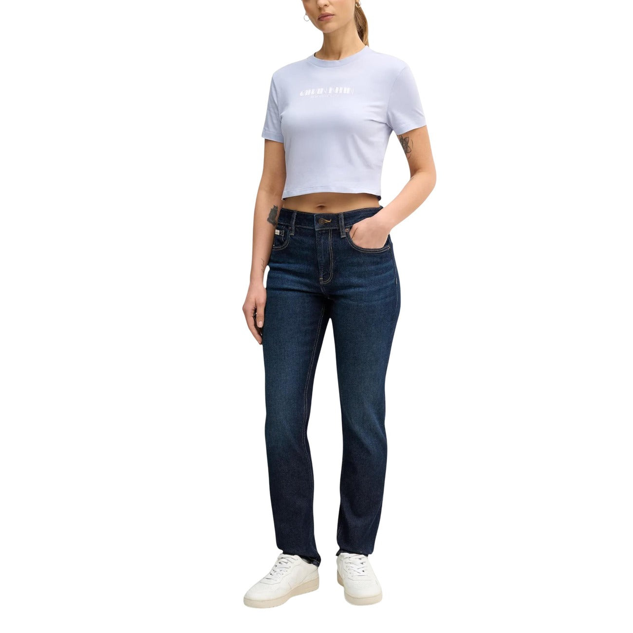 T-shirt corta logata Calvin Klein; 100% cotone, relaxed fit, taglio crop, maniche corte. Stile iconico e confortevole. Colore lilla 